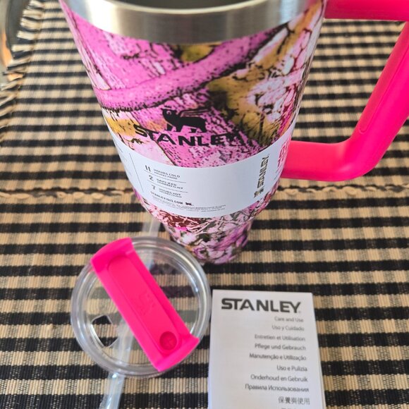 Stanley 40 Ounce Hot / Cold Pink Camo Insulated Cup with Handle Lid and Straw - Picture 2 of 8